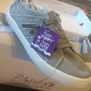 Women's blowfish sneaker size 9